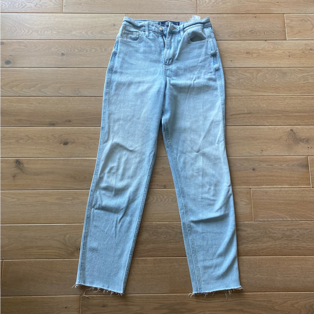 Hollister Ultra High-Rise Mom Jean in Light Wash